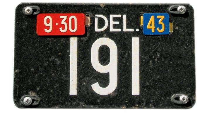 Black-and-white Delaware plate